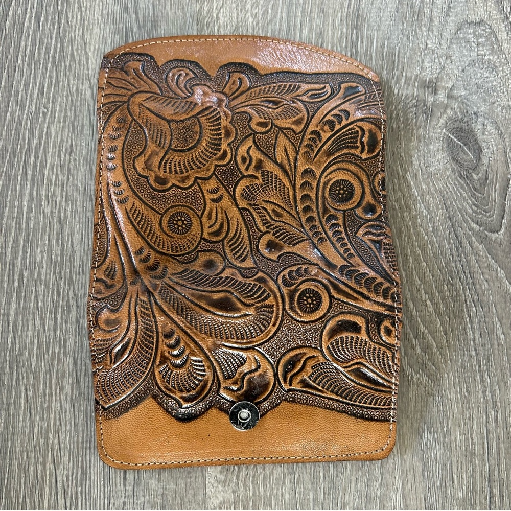 Tooled leather floral tan wallet with mirror inside - Picture 8 of 8